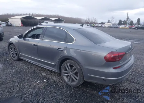 2017 Volkswagen Passat 1.8T R-Line z USA, uszkodzony, nr VIN 1VWDT7A32HC059200